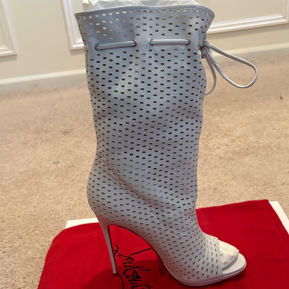 Elegant White Stiletto Boots